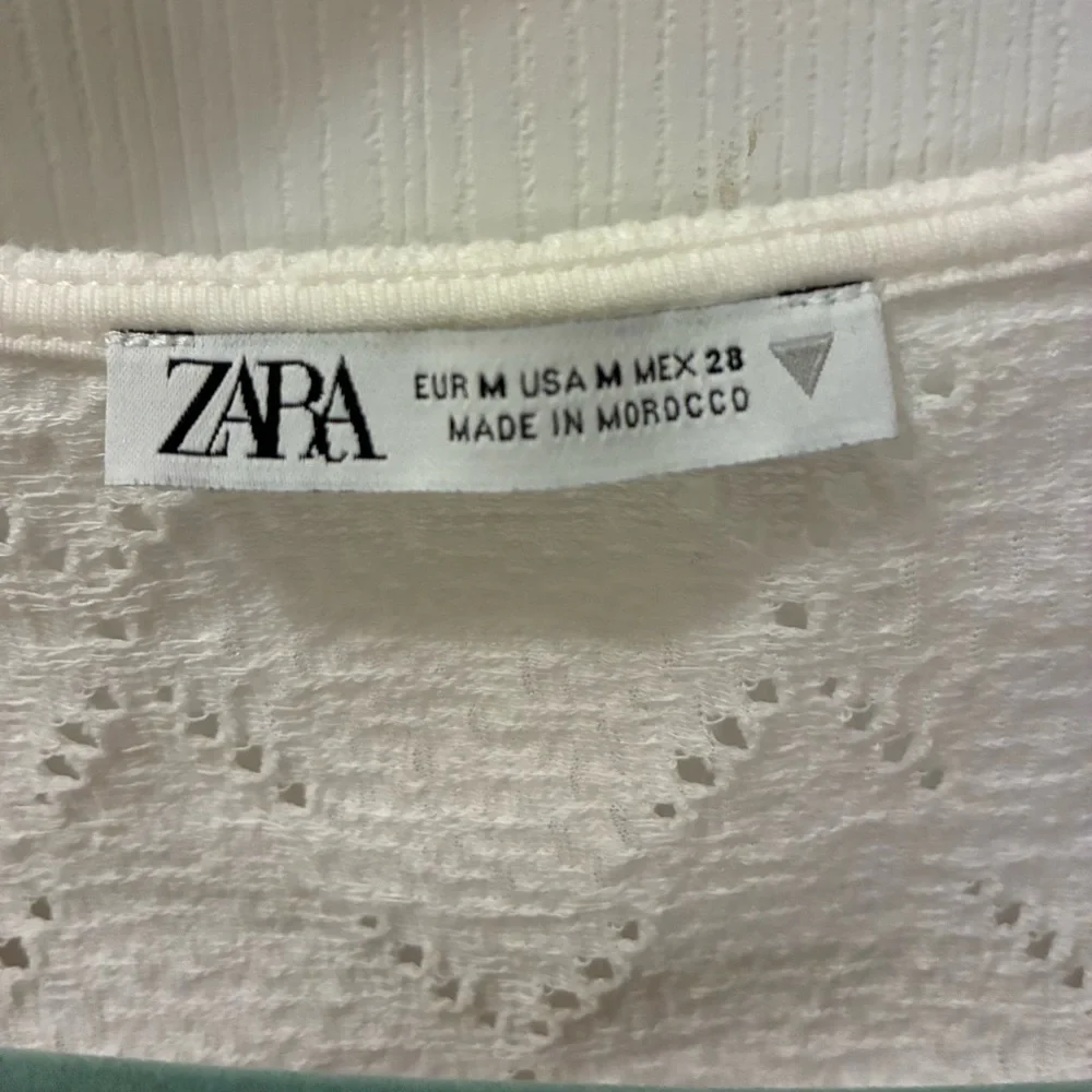 FREE WITH PURCHASE******* Zara Ivory Puff Sleeve Crop Top READ DESCRIPTION